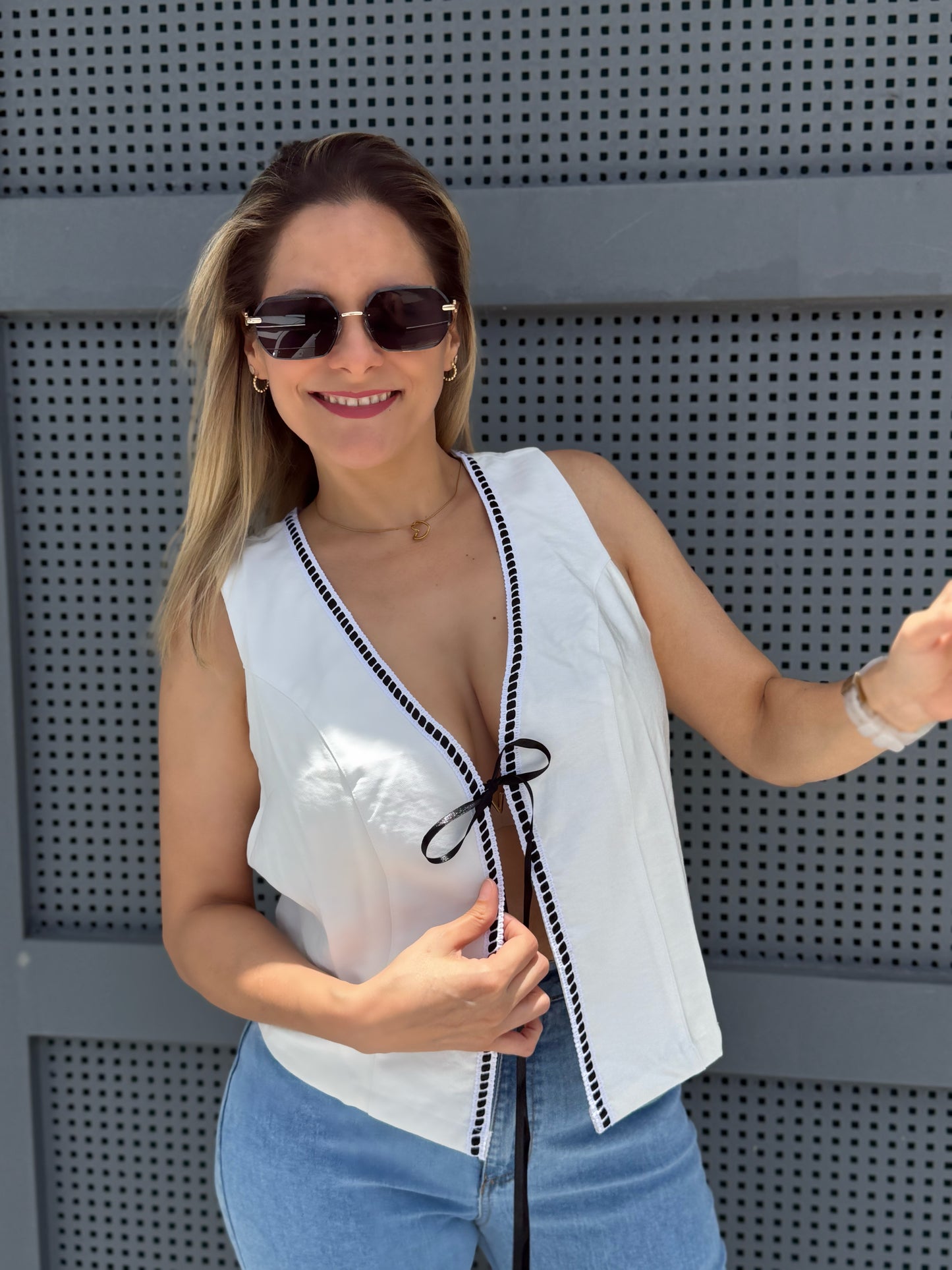 CAMISA BLANCA EN HILO CON DETALLES NEGROS